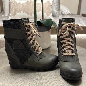 Sorel Gray and Black Lace Up Boots with High-Top Style